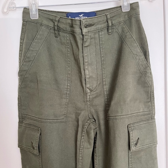 Hollister Ultra High Rise Mom Jeans - Picture 6 of 9